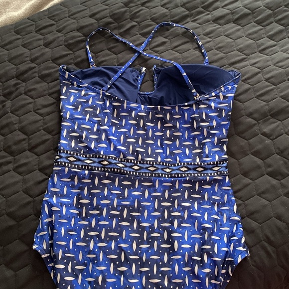La Blanca blue/white tribal bathing suit size 14 - Picture 3 of 3